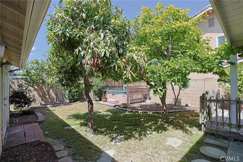 https://media.crmls.org/medias/feea092a-d04b-487f-bd08-731386b4c6e1.jpg?preset=X-Large