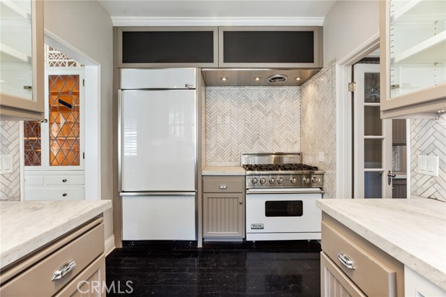580 S Sweetzer Ave, Los Angeles CA: https://media.crmls.org/medias/feebf2f9-01de-474f-95d4-b6ef0ddae2d9.jpg