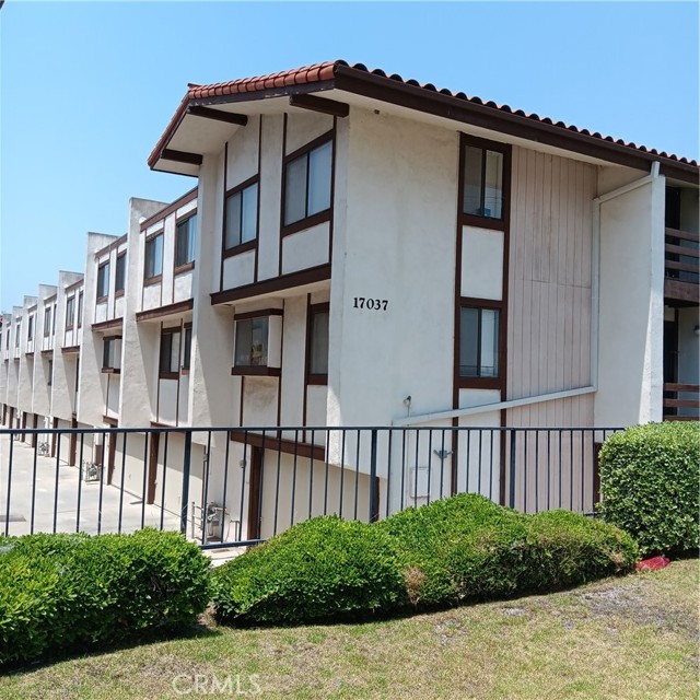 Detail Gallery Image 2 of 46 For 17037 S Vermont Ave #108,  Gardena,  CA 90247 - 3 Beds | 3 Baths