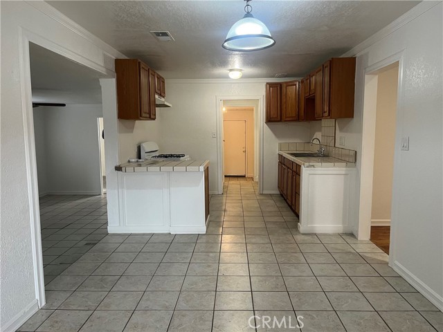 Detail Gallery Image 5 of 46 For 1020 W 24th St, Merced,  CA 95340 - 5 Beds | 1/1 Baths