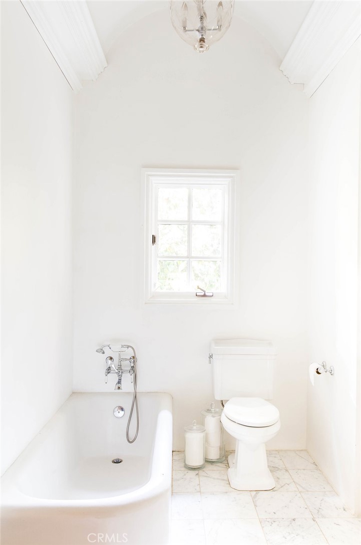 https://media.crmls.org/medias/fefb4f6c-e11d-4705-a79d-00ea5c863fde.jpg?preset=X-Large