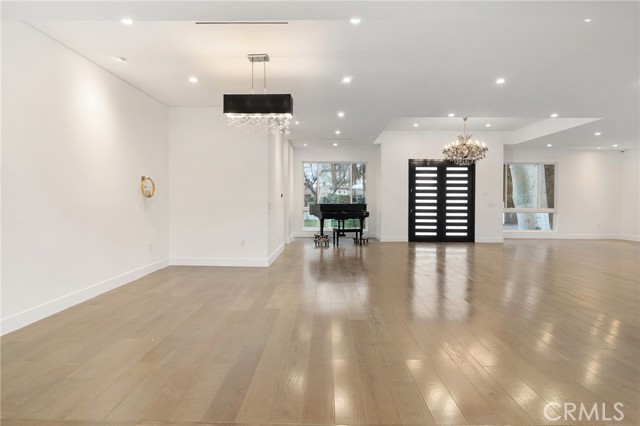 22904 Calvert Street, Woodland Hills CA: https://media.crmls.org/medias/fefd0286-05ef-4483-bc5d-319caefbdc07.jpg