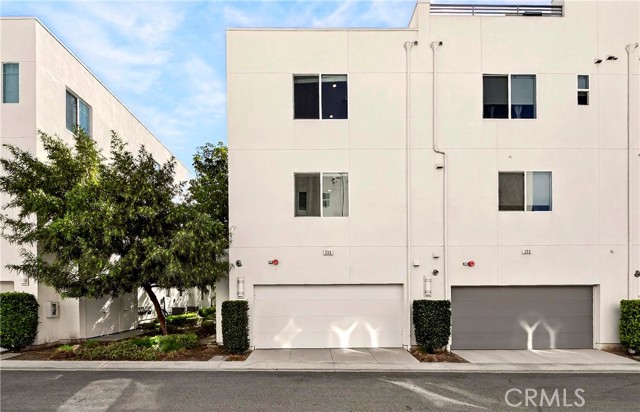 335 Magnet, Irvine CA: https://media.crmls.org/medias/fefdde69-5076-4eef-a36d-4f22860fef65.jpg