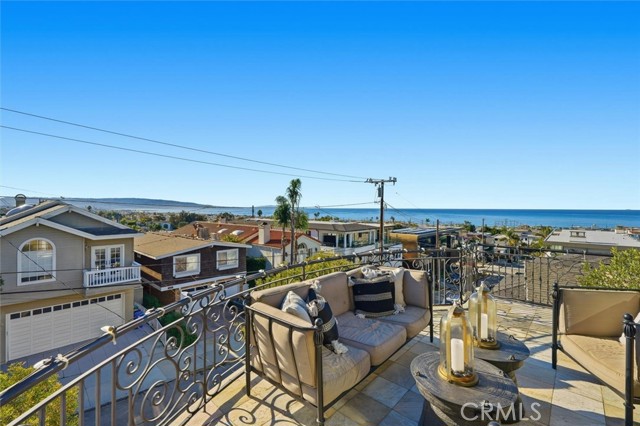 Detail Gallery Image 6 of 38 For 633 12th Street, Manhattan Beach,  CA 90266 - 5 Beds | 5/1 Baths
