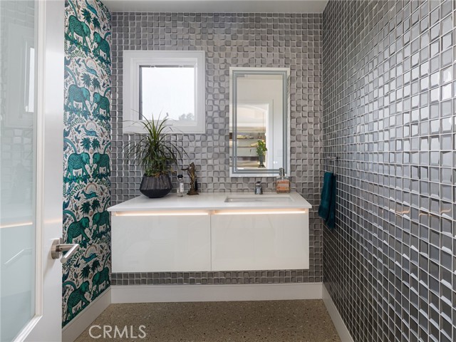 Detail Gallery Image 13 of 33 For 360 Hillcrest Street, El Segundo,  CA 90245 - 4 Beds | 4 Baths