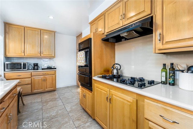 Detail Gallery Image 14 of 60 For 14027 Wyandotte St, Van Nuys,  CA 91405 - 4 Beds | 4 Baths