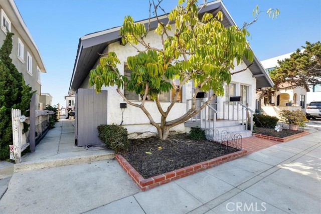 1025 Manhattan Avenue, Hermosa Beach, California 90254, ,Residential Income,Sold,Manhattan,SB24033008