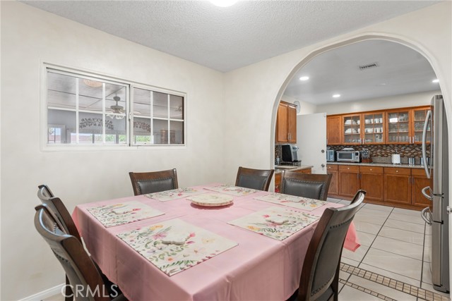 Detail Gallery Image 3 of 36 For 25479 Los Flores Dr, San Bernardino,  CA 92404 - 4 Beds | 2 Baths