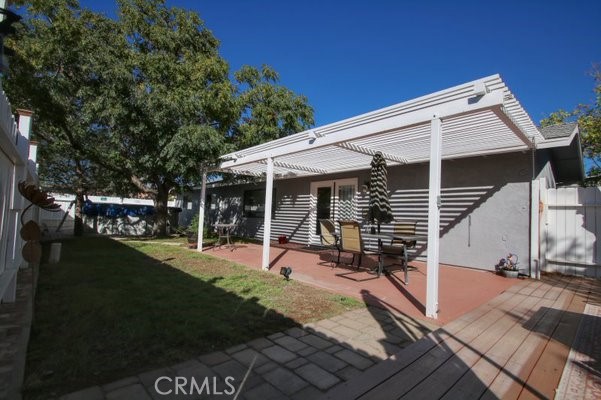 Patio w/privacy fencing