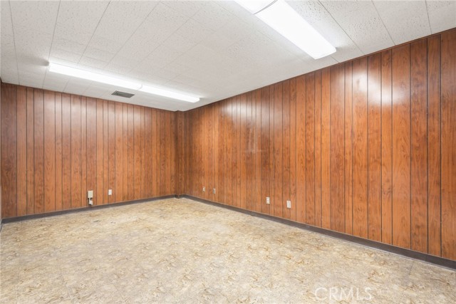 Image 18 of 37 For 10885 Thienes Avenue