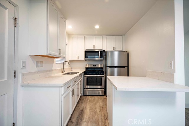 Detail Gallery Image 5 of 13 For 122 El Porto, Manhattan Beach,  CA 90266 - 1 Beds | 1 Baths