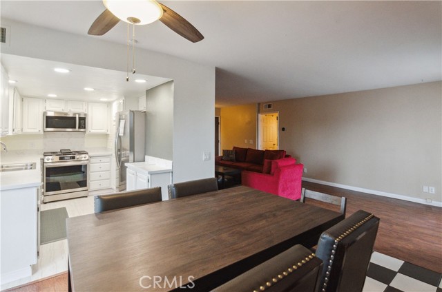 Detail Gallery Image 6 of 14 For 8710 Independence Ave #301,  Canoga Park,  CA 91304 - 2 Beds | 2 Baths