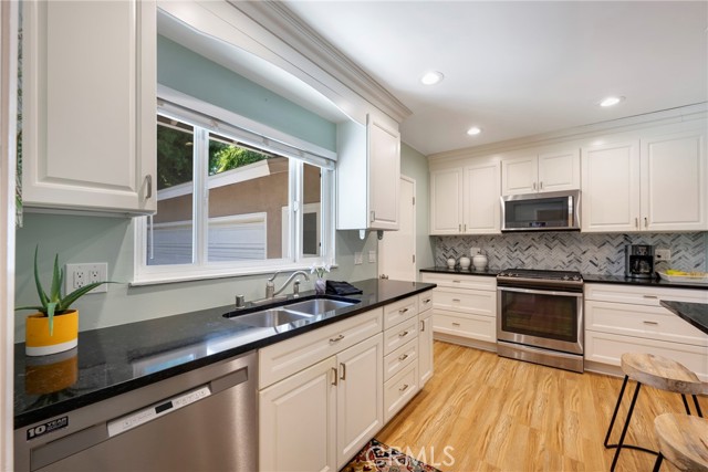 Image 2 of 63 For 1519 Victoria