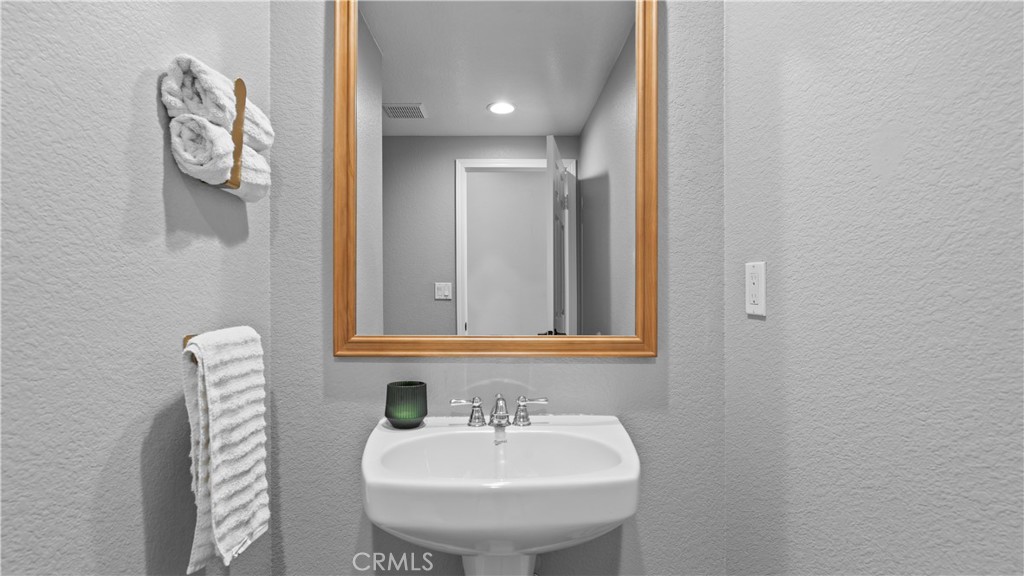 https://media.crmls.org/medias/ff174c56-6552-4656-8cea-a1bb6ab4a41c.jpg?preset=X-Large