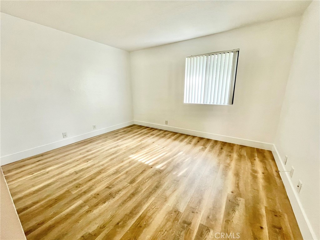https://media.crmls.org/medias/ff17dc09-34a0-495b-bb8d-46d00b81957a.jpg?preset=X-Large
