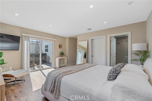 Detail Gallery Image 2 of 24 For 8034 Airlane Ave, Los Angeles,  CA 90045 - 4 Beds | 3 Baths