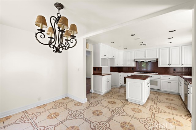 1181 Old Mill Rd, San Marino CA: https://media.crmls.org/medias/ff1abb2a-27ea-4f66-b3e4-d03d1707ab50.jpg