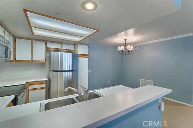 Detail Gallery Image 12 of 49 For 215 S Cross Creek Rd #E,  Orange,  CA 92869 - 1 Beds | 1 Baths