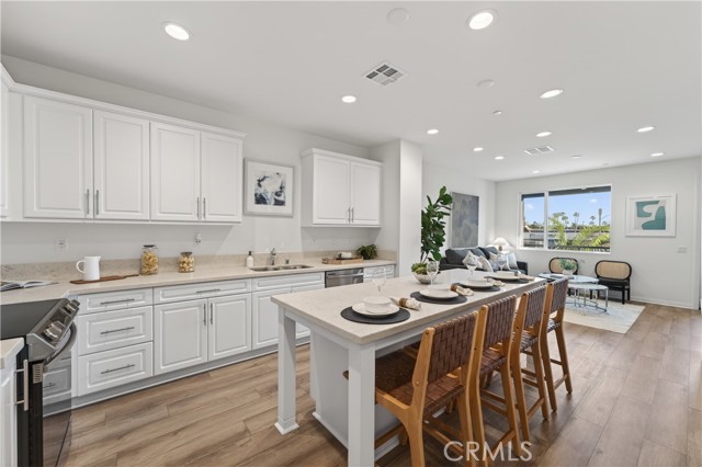 Detail Gallery Image 12 of 39 For 1093 N Harbor Bld, Anaheim,  CA 92801 - 3 Beds | 3 Baths