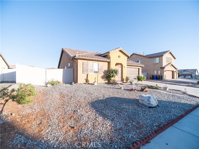 Detail Gallery Image 3 of 19 For 16066 Pawnee Pl, Victorville,  CA 92394 - 3 Beds | 2 Baths