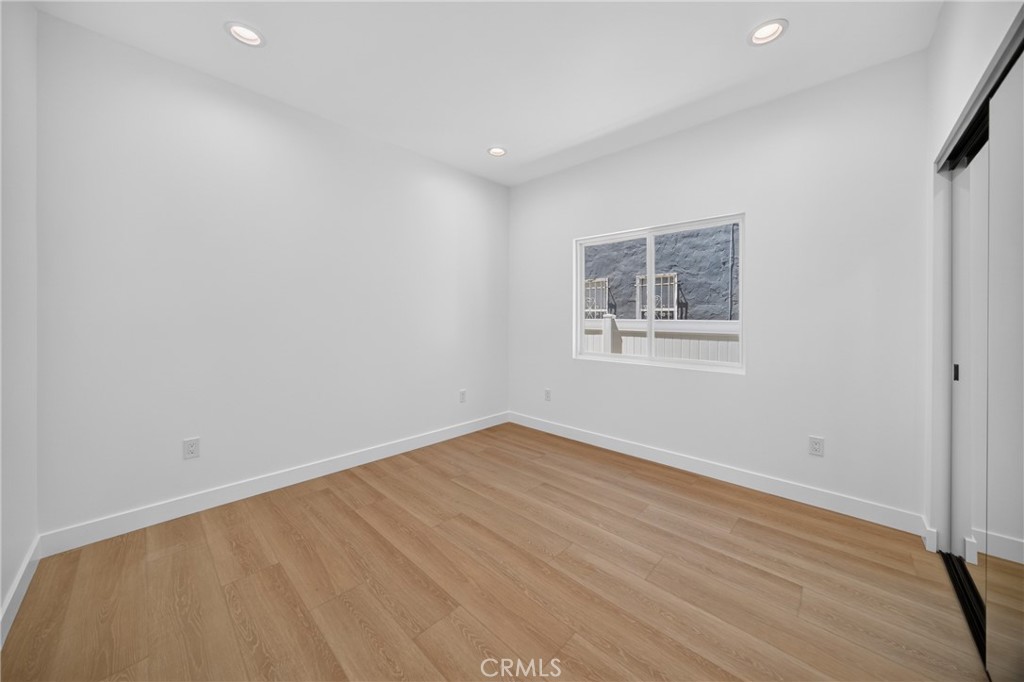 https://media.crmls.org/medias/ff1dac42-c553-47da-b483-c50c4d141429.jpg?preset=X-Large