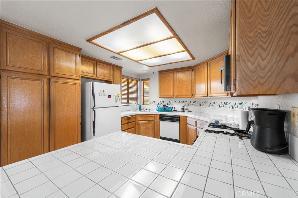 https://media.crmls.org/medias/ff1dcaa9-e283-436d-9a7a-0948545827a7.jpg?preset=X-Large