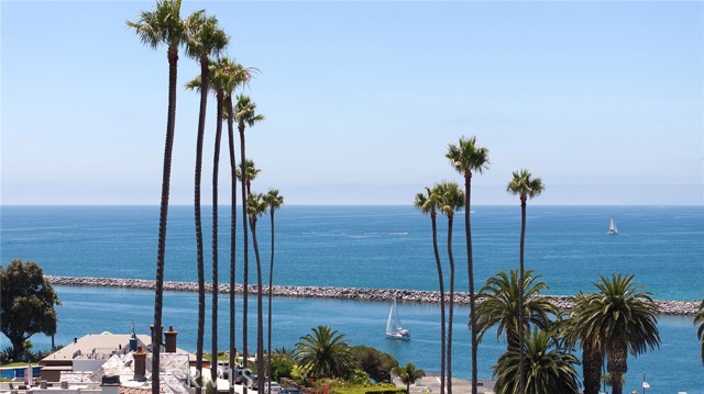 303 1/2 Goldenrod Avenue, Corona del Mar CA: https://media.crmls.org/medias/ff1de907-41bd-48c1-9201-a6ab106481d8.jpg