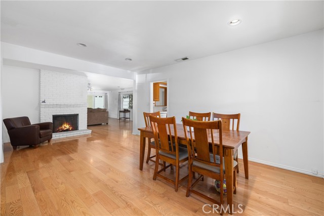 Detail Gallery Image 8 of 39 For 17419 Leadwell, Lake Balboa,  CA 91406 - 4 Beds | 2 Baths