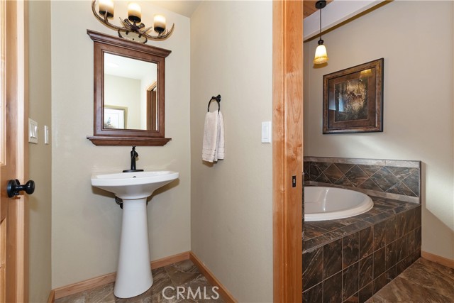 26621 Thunderbird Drive, Lake Arrowhead CA: https://media.crmls.org/medias/ff1e288f-e939-4699-a921-fb9f1bc250cb.jpg