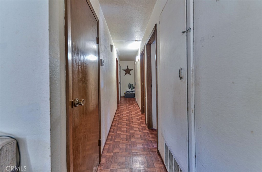 https://media.crmls.org/medias/ff1fe7af-a878-4a57-8a8d-e95347ea754f.jpg?preset=X-Large