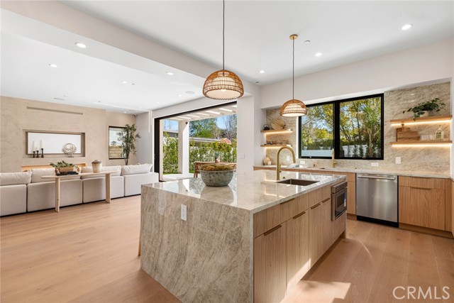 22640 Clarendon Street, Woodland Hills CA: https://media.crmls.org/medias/ff224330-ff47-4140-9d15-e3e8715ecf1c.jpg