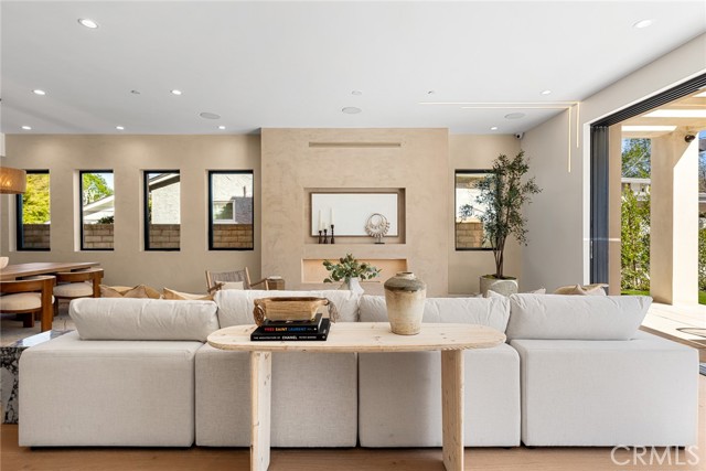 22640 Clarendon Street, Woodland Hills CA: https://media.crmls.org/medias/ff2252d6-d5a2-49ff-b911-625ad32e00b0.jpg
