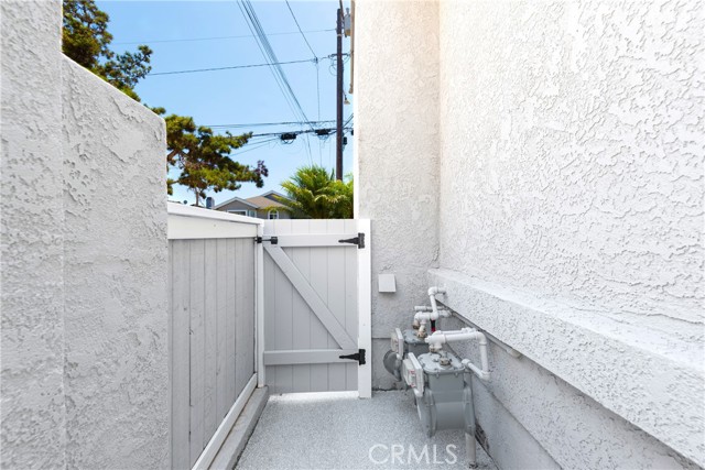 Detail Gallery Image 44 of 75 For 2205 Clark Ln a,  Redondo Beach,  CA 90278 - 3 Beds | 2/1 Baths