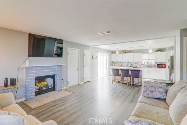 Detail Gallery Image 6 of 28 For 17152 Schollview Ave, Palmdale,  CA 93591 - 4 Beds | 2 Baths
