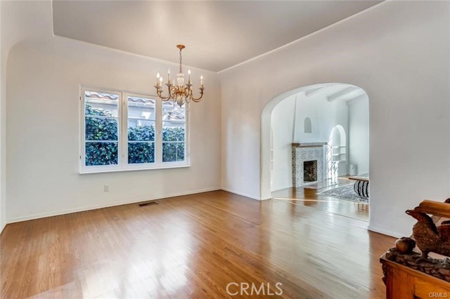 Detail Gallery Image 6 of 22 For 10447 Whipple St, Toluca Lake,  CA 91602 - 3 Beds | 2 Baths