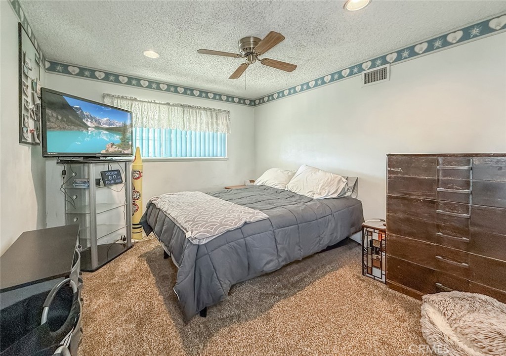 https://media.crmls.org/medias/ff276cc1-315f-4d10-9e6a-d45857ad86d1.jpg?preset=X-Large