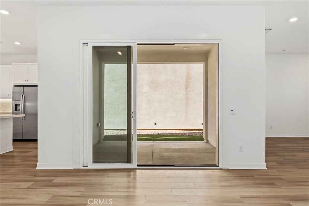 https://media.crmls.org/medias/ff27f1a5-afab-466b-a764-132b314abd11.jpg?preset=X-Large