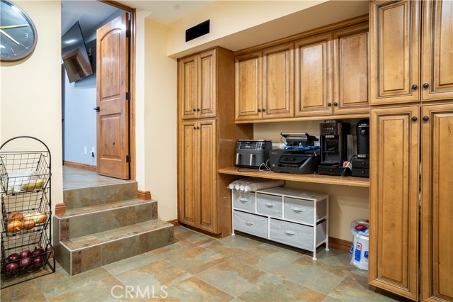 Detail Gallery Image 17 of 38 For 6930 Balcom, Reseda,  CA 91335 - 7 Beds | 6 Baths