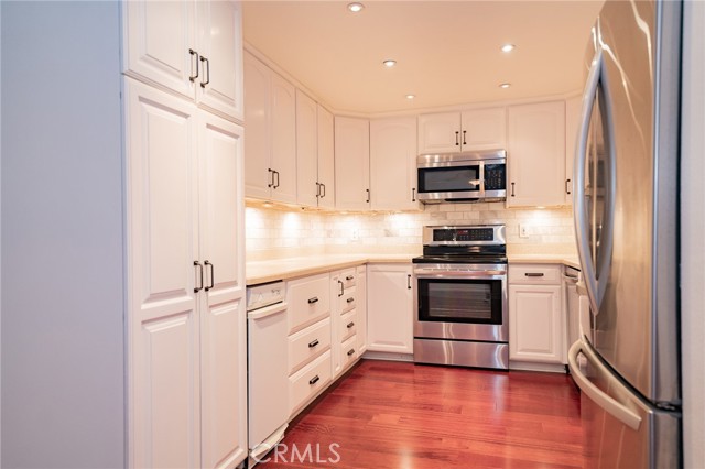 Detail Gallery Image 4 of 16 For 200 Mcneil Ln #104,  Newport Beach,  CA 92663 - 2 Beds | 2 Baths