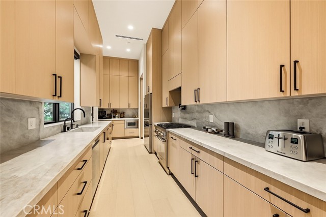 Detail Gallery Image 19 of 54 For 22924 Erwin St, Woodland Hills,  CA 91367 - 11 Beds | 9/2 Baths