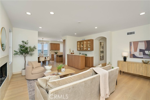 3318 Durham Court, Burbank CA: https://media.crmls.org/medias/ff2a722a-ebff-448e-9f15-97f5accce343.jpg