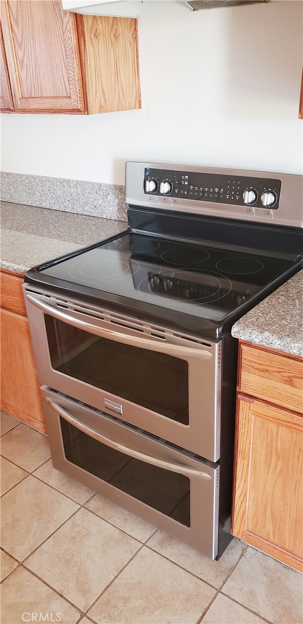 517 Lincoln Avenue, Bakersfield CA: https://media.crmls.org/medias/ff2c2d9c-53c2-449d-b8cf-961822a3845f.jpg