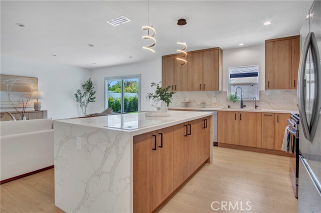 Detail Gallery Image 11 of 34 For 18406 Jovan St, Tarzana,  CA 91335 - 5 Beds | 4 Baths