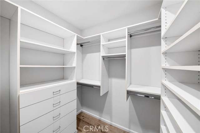 master bedroom walking closet