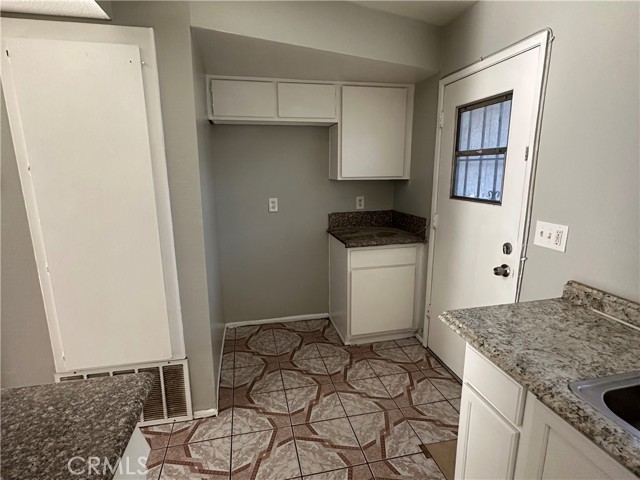 Detail Gallery Image 7 of 20 For 349 N Eucalyptus Ave, Rialto,  CA 92376 - 4 Beds | 2/1 Baths