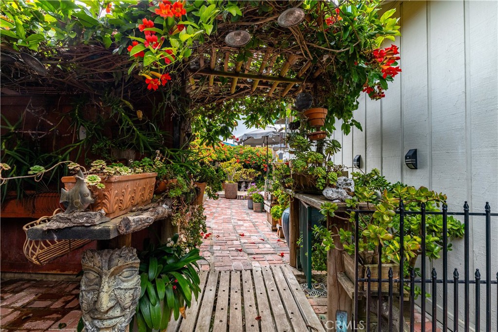 https://media.crmls.org/medias/ff2fa540-1bf7-474e-aa76-b7d53a6f164d.jpg?preset=X-Large