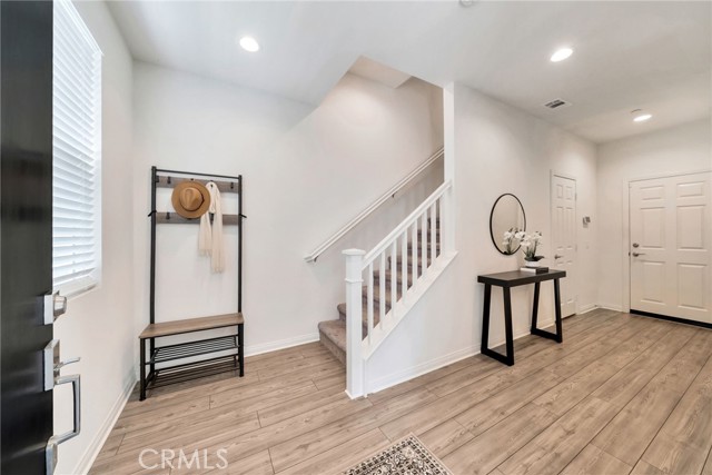 Detail Gallery Image 4 of 43 For 2132 Lacy Crossing Dr, Santa Ana,  CA 92701 - 4 Beds | 3/1 Baths