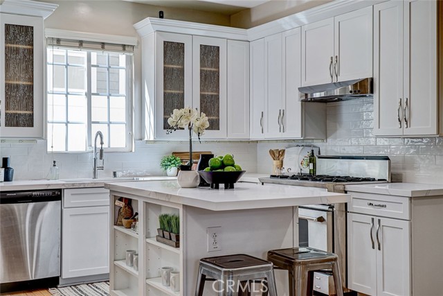 Detail Gallery Image 4 of 75 For 104 Saint Joseph Ave, Long Beach,  CA 90803 - 5 Beds | 3 Baths