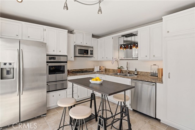 Detail Gallery Image 7 of 14 For 1140 Manhattan Beach #D,  Manhattan Beach,  CA 90266 - 2 Beds | 2/1 Baths