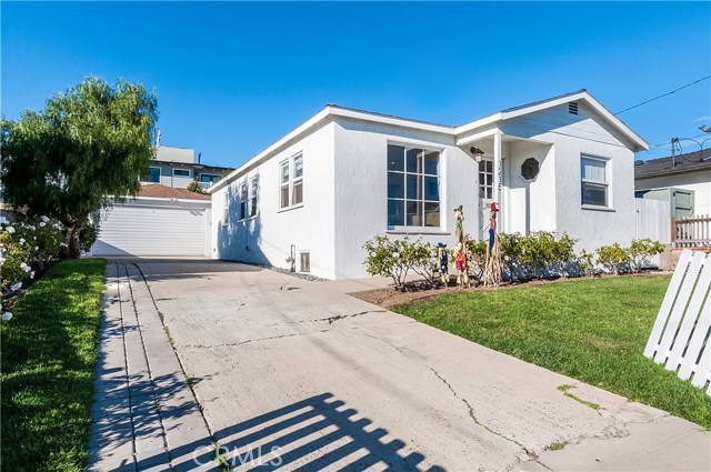 1215 9th Street, Hermosa Beach, California 90254, 3 Bedrooms Bedrooms, ,1 BathroomBathrooms,Residential,Sold,9th,SB17238804